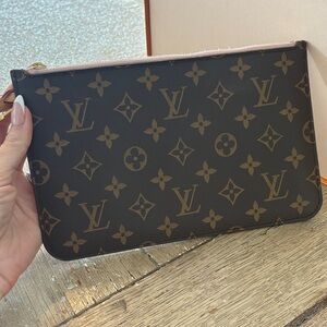 Louis Vuitton Monogram pochette in Brown and Pink Trim